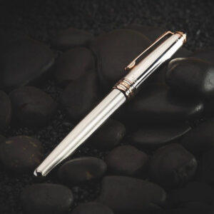 Kiểm tra chất liệu chế tác kỹ càng giúp bạn sở hữu được chiếc bút Montblanc chính hãng