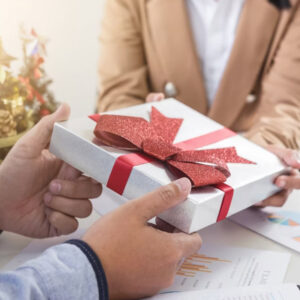 Gợi Ý 10 Món Quà Tết Tặng Sếp Ý Nghĩa Trong Dịp Xuân Ấm Áp